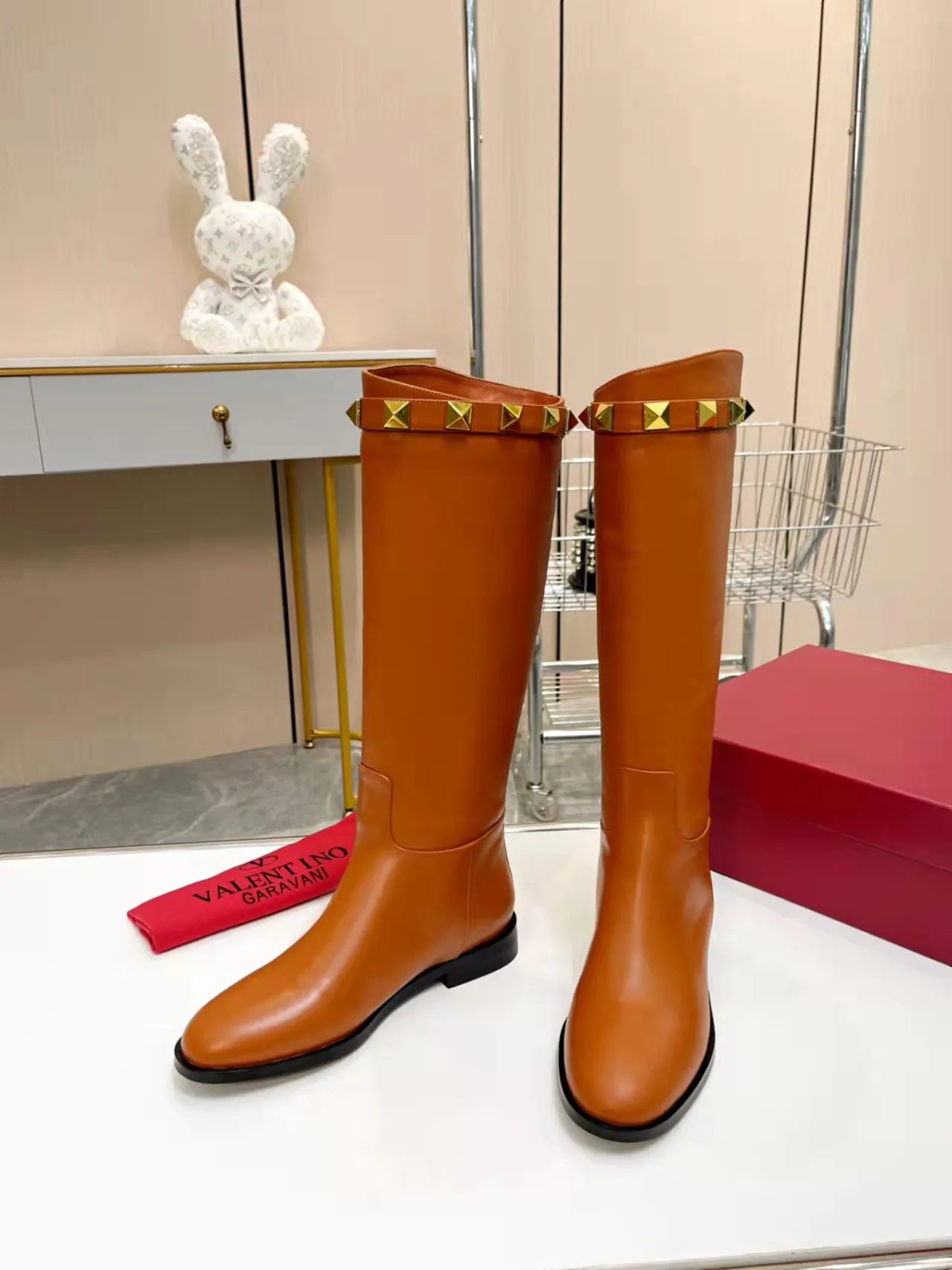 👟👟Ex-factory price 740👟👟 Genuine leather sole +40🆕 Valentino. Valentino autumn and winter fashion women's boots: Comfortable and versatile on the upper feet, showing long legs, Fabric: Imported first-layer cowhide ⚡The most popular V buckle ⚡Inside feet all genuine leather Code number: 35−40 (Customized size 41) Boot height: 15 inches